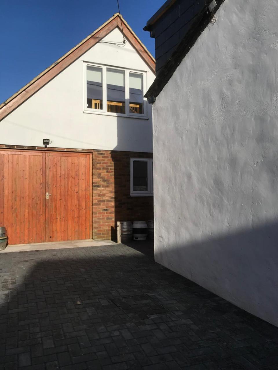 Studio Above Worlds End Microbrewery And Behind The Crown Inn Pewsey Esterno foto